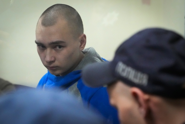 ▲우크라이나 민간인을 살해한 혐의로 체포된 21살 러시아군 바딤 시시마린 병장이 18일(현지시간) 전쟁범죄 재판을 받고 있다. 키이우/AP뉴시스
