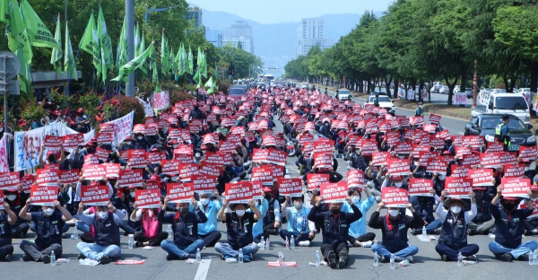 ▲전국건설노동조합 경남건설기계지부 레미콘지회가 18일 경남도청 앞에서 열린 총파업 결의대회에서 손피켓을 들고 있다. 연합뉴스
