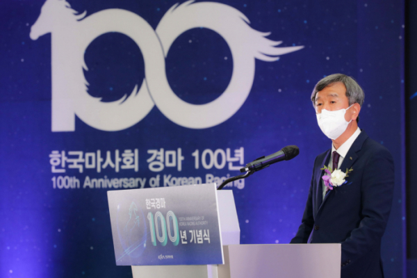 ▲정기환 한국마사회장이 19일 서울경마공원에서 열린 한국경마 100년 기념식에서 기념사를 하고 있다.  (사진제공=한국마사회)