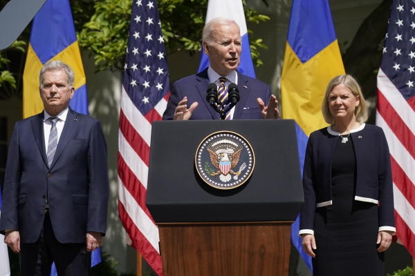 ▲조 바이든 미국 대통령이 19일(현지시간) 사울리 니니스퇴(왼쪽) 핀란드 대통령, 마그달레나 안데르손(오른쪽) 스웨덴 총리와 백악관에서 공동 연설하고 있다. 워싱턴D.C./AP뉴시스
