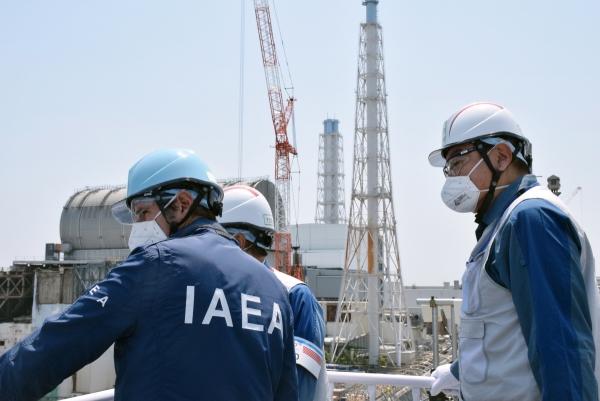▲라파엘 그로시 국제원자력기구(IAEA) 사무총장과 도쿄전력 직원들이 19일 후쿠시마 제1원전을 살피고 있다.
 (후쿠시마/EPA연합뉴스)
