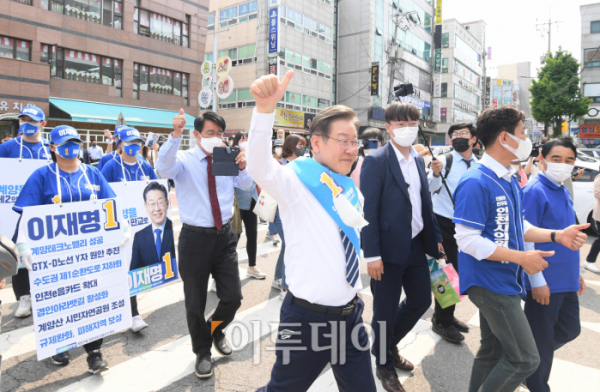 ▲이재명 더불어민주당 인천 계양을 국회의원 후보가 20일 인천시 계양구 계산동 일대를 돌며 시민들과 인사를 나누고 있다.  ( 조현호 기자 hyunho@)