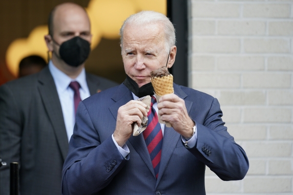 ▲지난 1월 워싱턴 DC에 있는 한 아이스크림 가게에서 아이스크림을 사들고 나오고 있는 바이든 대통령. (워싱턴/AP뉴시스)
