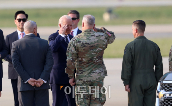▲조 바이든 미국 대통령이 20일 경기 주한 미 공군 오산기지에 도착해 전용 공군기인 에어포스원에서 내려 주한미군과 인사를 나누고 있다.  (사진공동취재단)