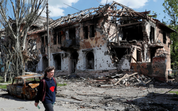 ▲20일(현지시간) 러시아군의 공격으로 파괴된 우크라이나 마리우폴 시내를 한 주민이 걷고 있다. 마리우폴/로이터연합뉴스 