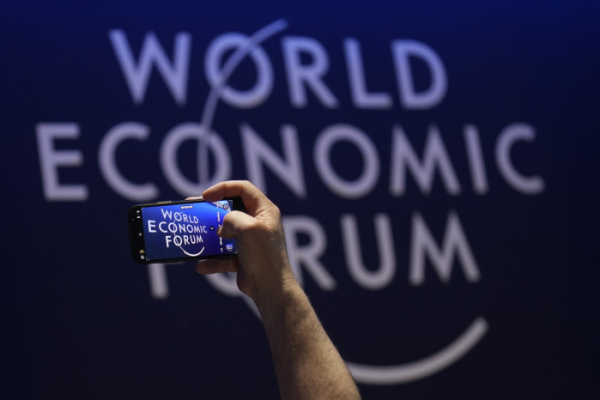 ▲스위스 다보스에서 한 남성이 세계경제포럼(WEF) 로고를 촬영하고 있다. 다보스/AP뉴시스