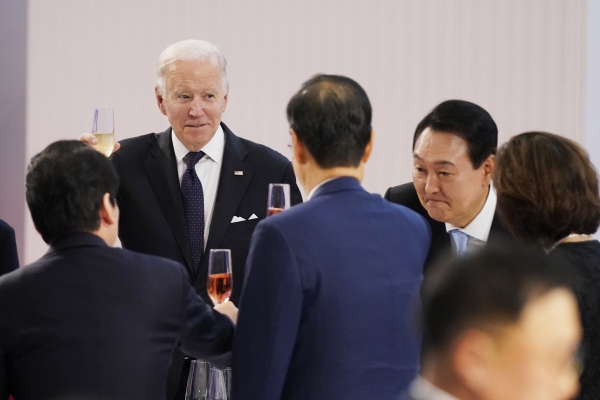 ▲윤석열(오른쪽) 대통령과 조 바이든 미국 대통령이 21일 오후 서울 용산 국립중앙박물관에서 열린 환영 만찬에서 건배하고 있다. AP뉴시스

