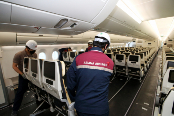 ▲아시아나항공 직원들이 A350 개조 화물기 1대에 다시 좌석을 장착하며 여객기로 원상 복원하는 개조 작업을 하고 있다. (사진제공=아시아나항공)