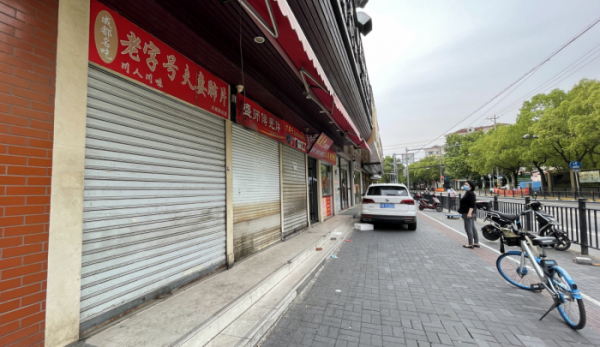 ▲지난 18일 코로나19로 봉쇄 중인 중국 상하이시 거리의 상점들이 모두 닫혀 있다. (연합뉴스)