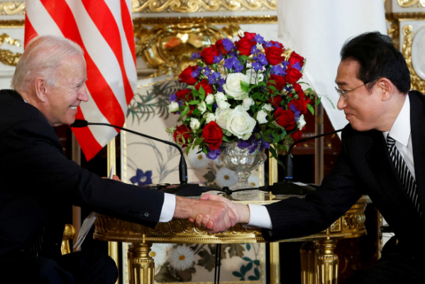 ▲조 바이든 미국 대통령과 기시다 후미오 일본 총리가 미일 정상회담에서 악수를 나누고 있다.  (도쿄/로이터연합뉴스)
