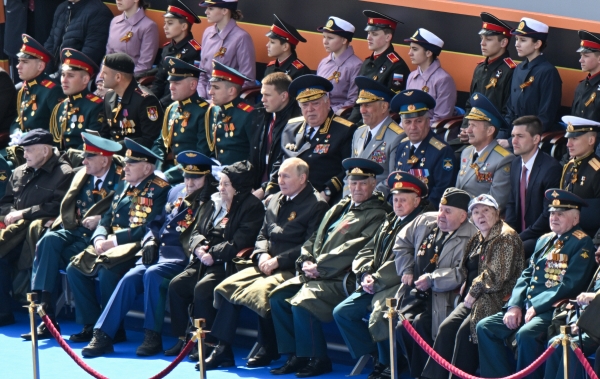 ▲블라디미르 푸틴 러시아 대통령이 9일 모스크바 붉은 광장에서 열린 제2차 세계대전 전승기념일에 참석했다. 홀로 무릎에 담요를 덮고 있는 모습이다. (연합뉴스/TASS)
