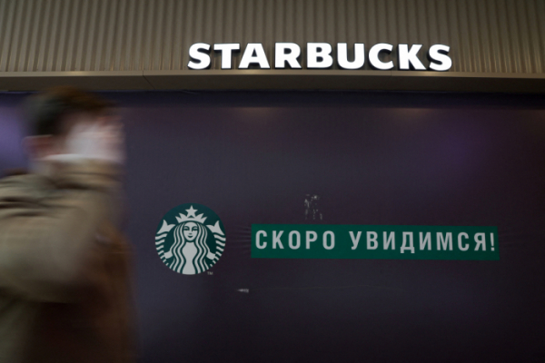 ▲러시아 상트페테르부르크의 한 스타벅스 매장에 로고가 보인다. 스타벅스는 23일(현지시간) 러시아 사업을 철수한다고 밝혔다. 상트페테르부르크/로이터연합뉴스