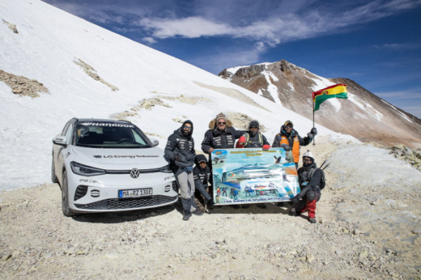 ▲LG에너지솔루션 배터리를 탑재한 전기차 ID.4 GTX가 해발고도 5,816m인 볼리비아 우투런쿠산을 주행하는데 성공하며 '세계 최고도(最高度) 주행 전기차’ 기네스 신기록을 세웠다. (사진제공=LG에너지솔루션)