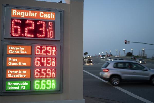 ▲미국 캘리포니아주 밀브레의 한 주유소 앞에 16일 디젤과 가솔린 가격표가 보인다. 밀브레/신화뉴시스
