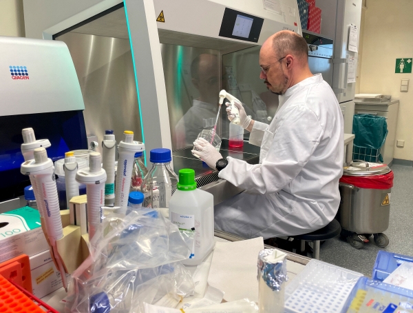 ▲독일군 미생물 연구소에서 로만 뵐펠 소장이 원숭이두창 바이러스를 연구하고 있다. 
 (로이터연합뉴스)