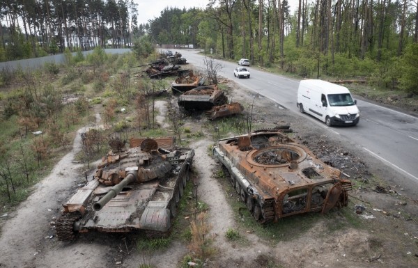 ▲우크라이나 수도 키이우 인근 도로 옆에 23일(현지시간) 파괴된 러시아군 탱크들이 널부러져 있다. 키이우/AP연합뉴스 

