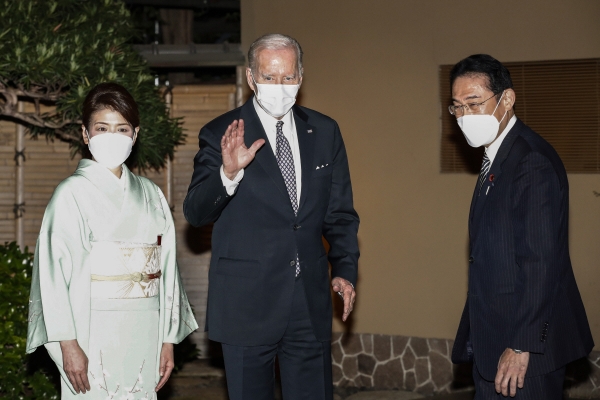 ▲조 바이든 미국 대통령(가운데)이 기시다 후미오 일본 총리(오른쪽), 영부인 기시다 유코 여사와 핫포엔 식당에서 만찬에 앞서 손을 흔들어 보이고 있다. (AP/뉴시스)
