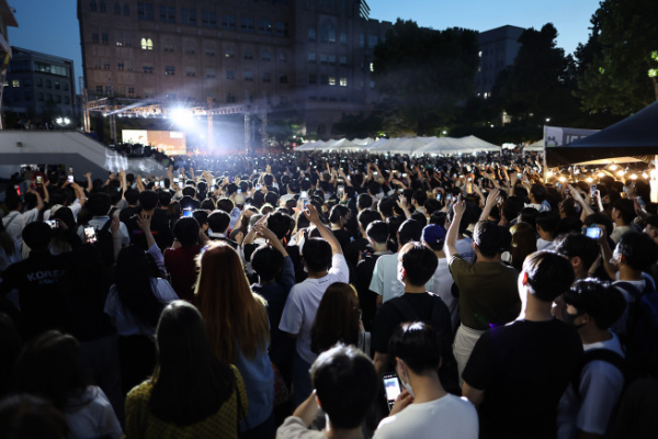 ▲24일 오후 서울 성북구 고려대학교에서 열린 2022 고려대 대동제에서 학생들이 래퍼 비와이의 공연을 보고 있다.  (연합뉴스)