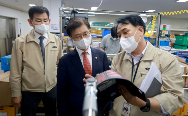 ▲이정식 고용노동부 장관이 25일 서울 금천구 소재 뿌리기업인 오토스윙을 방문해 현장 관계자로부터 시설에 대한 설명을 듣고 있다. (사진제공=고용노동부)