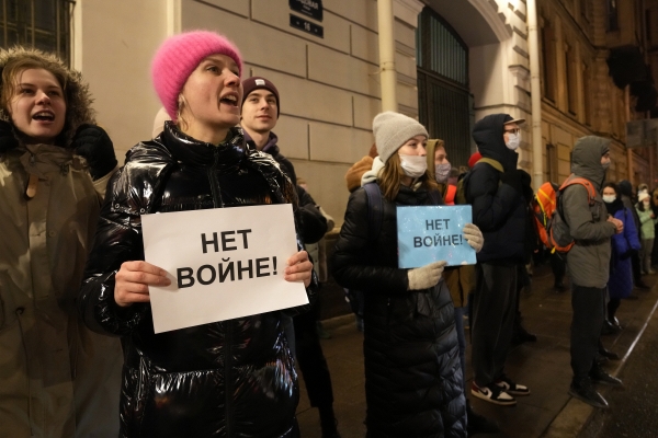 ▲지난 2월 반전 시위대가 러시아 모스크바에서 ‘전쟁 반대’라고 쓰인 손팻말을 들고 있다. (모스크바/AP뉴시스)
