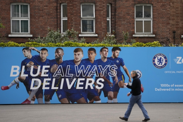 ▲영국 런던에서 7일 한 시민이 첼시 선수들이 담긴 포스터 앞을 지나고 있다. 런던/AP뉴시스
