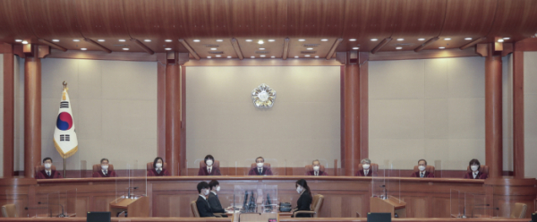 ▲ 유남석 헌법재판소장을 비롯한 재판관들이 26일 오후 서울 종로구 헌법재판소 대심판정에 앉아있다.  (뉴시스)