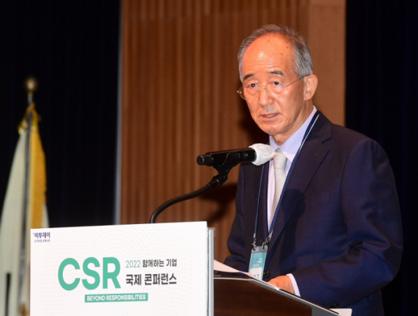 ▲26일 서울 중구 대한상의 국제회의장에서 열린 '2022 함께하는 기업 CSR 국제 콘퍼런스'에서 오영교 동반성장위원장이 축사를 하고 있다. 고이란 기자 photoeran@  (이투데이DB)