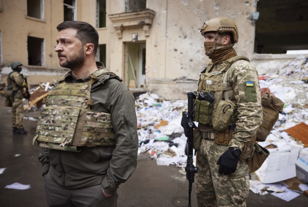 ▲볼로디미르 젤렌스키(왼쪽) 우크라이나 대통령이 5월 29일(현지시간) 하르키우를 방문해 주변을 둘러보고 있다. 하르키우/AP뉴시스
