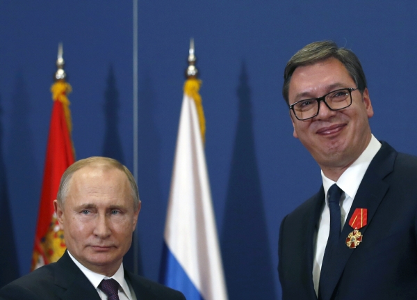 ▲블라디미르 푸틴(왼쪽) 러시아 대통령과 알렉산다르 부치치 세르비아 대통령이 2019년 1월 17일 베오그라드에서 인사하고 있다. 베오그라드/AP뉴시스
