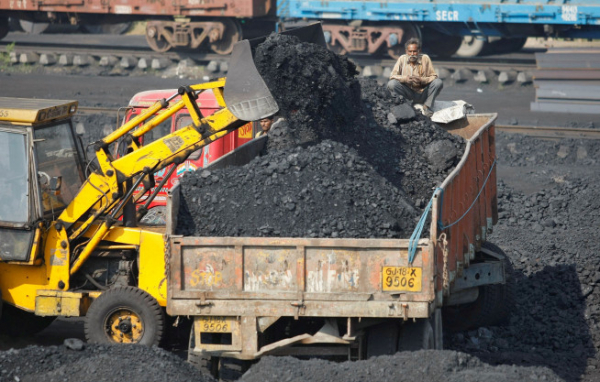 ▲2013년 11월 25일 인도 아마다바드 교외 지역의 석탄 야적장에서 석탄을 실은 트럭 위에 노동자가 앉아 있다. 아마다바드/로이터연합뉴스
