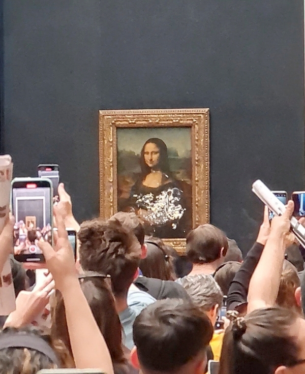 ▲프랑스 루브르 박물관에 전시된 레오나르도 다빈치의 대표작 ‘모나리자’가 29일 케이크 테러를 당했다. (REUTERS/연합뉴스)
