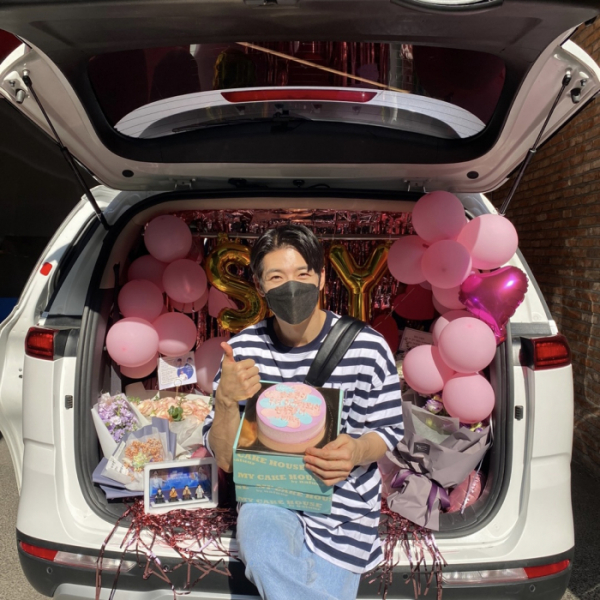 (사진 = 손호영 공식 SNS)