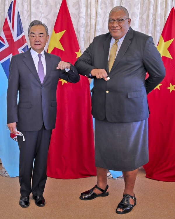 ▲왕이(왼족) 중국 외교부장과 라토 윌리엄 카토니베레 피지 대통령이 30일(현지시간) 피지 수바에서 인사하고 있다. 수바/AP뉴시스
