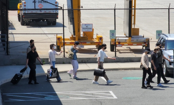 ▲그룹 방탄소년단(BTS)이 29일(현지시간) 워싱턴DC 인근 덜레스 국제공항에 도착하고 있다.(연합뉴스)
