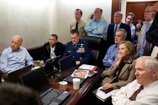▲오바마 대통령 전속 사진사 피터 수자가 촬영한 2011년 오사마 빈 라덴 제거작전 당시 백악관 상황실 모습. 오바마 대통령(왼쪽에서 두 번째)이 구석에 앉아있다. (출처=백악관 홈페이지)
