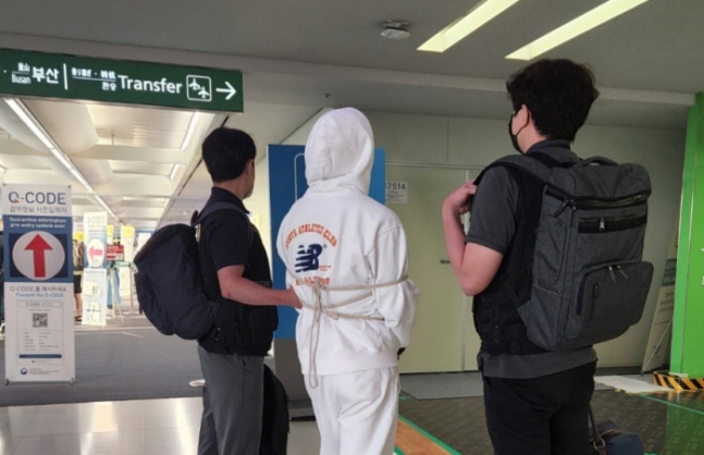 ▲베트남에서 체류 중이던 '20억대' 사기범 A씨가 현지에서 검거돼 1일 국내로 송환됐다. (사진=경찰청)