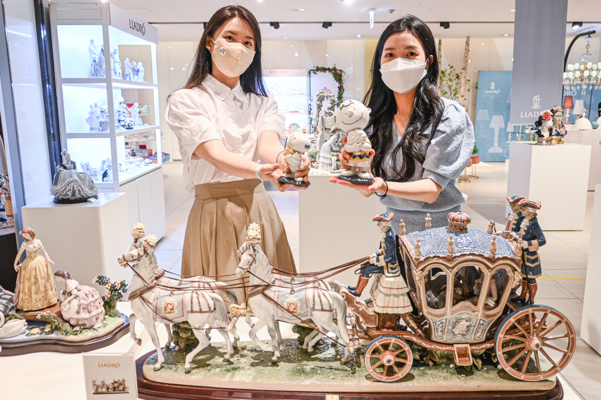 ▲1일 서울 강남구 현대백화점 무역센터점 지하1층 행사장에서 직원들이 야드로 등 테이블웨어 상품을 소개하고 있다. (사진제공=현대백화점)