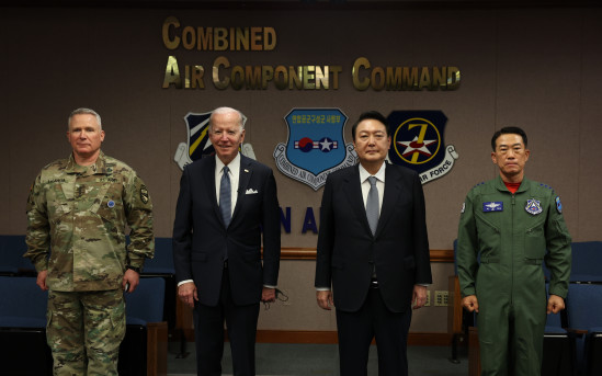 ▲22일 윤석열 대통령(오른쪽에서 두 번째)과 조 바이든 미국 대통령은 경기 평택 연합공군구성군 사령부를 방문했다. (대통령실 제공)