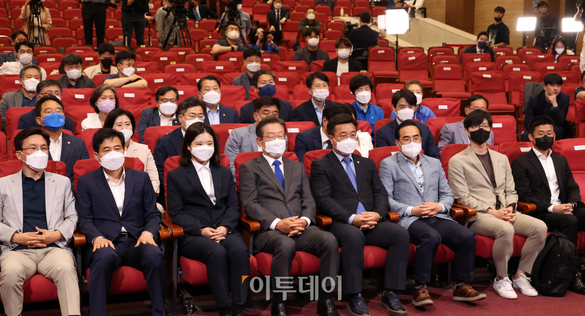 ▲1일 민주당 의원들과 당직자들이 서울 여의도 국회의원회관에 마련된 민주당 개표상황실에서 전국지방선거와 보궐선거 출구조사 방송보도를 지켜보고 있다. (고이란 기자 photoeran@)