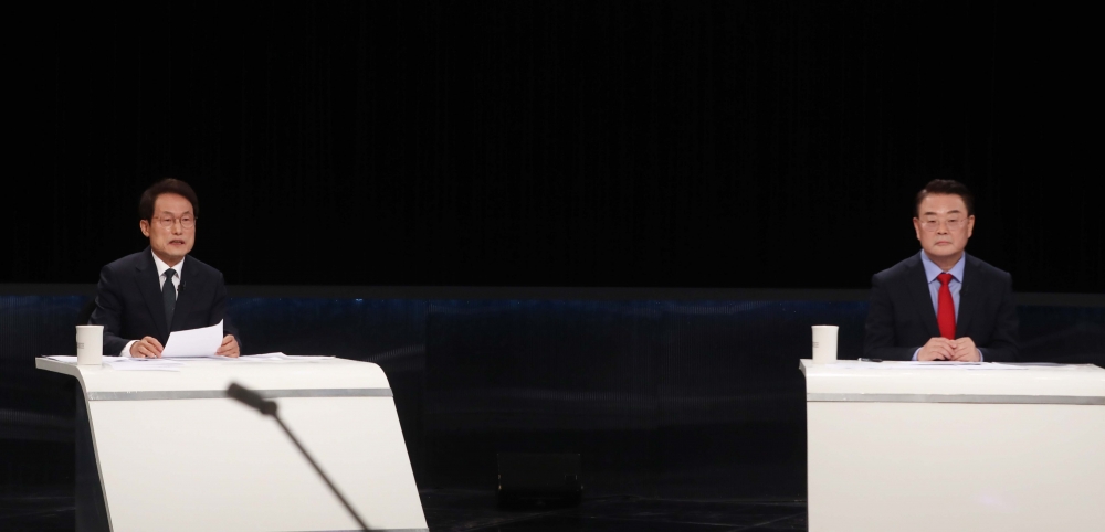▲조희연(왼쪽), 조전혁 서울시교육감 후보가 지난달 서울 영등포구 KBS에서 열린 서울시교육감선거 후보자 토론회에 자리해 있다. 국회사진취재단 (이투데이DB)