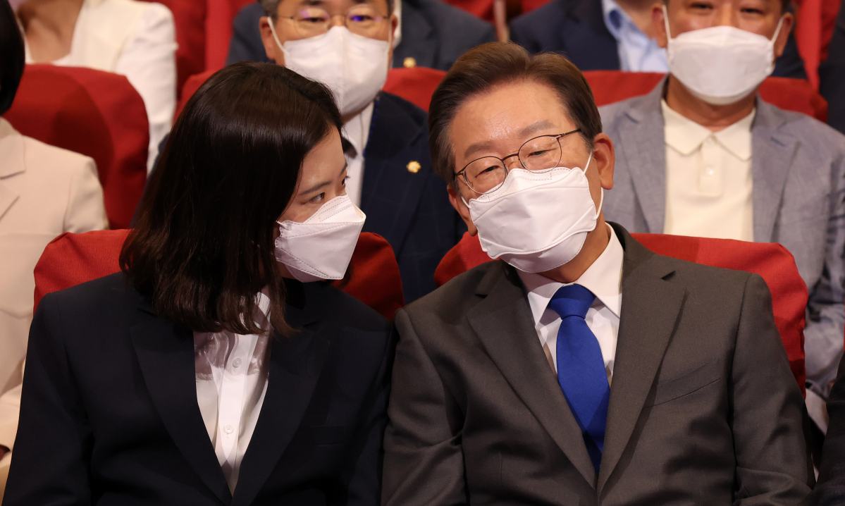 ▲더불어민주당 이재명 총괄선대위원장과 박지현 공동상임선대위원장이 1일 국회에 마련된 종합상황실에서 대화하고 있다. (국회사진기자단)