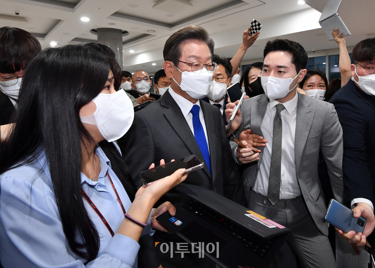 ▲이재명 더불어민주당 인천 계양을 국회의원 후보 겸 총괄선대위원장이 1일 서울 여의도 국회 의원회관 대회의실에 마련된 제8회 전국동시지방선거 개표상황실에서 방송 3사 출구조사 결과를 지켜본 후 이동하고 있다. (고이란 기자 photoeran@)