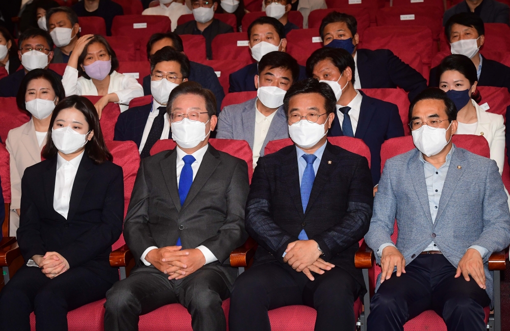 ▲더불어민주당 박지현(왼쪽부터) 공동상임선대위원장, 이재명 인천 계양을 국회의원 후보 겸 총괄선대위원장, 윤호중 공동상임선대위원장, 박홍근 공동선대위원장이 1일 서울 여의도 국회 의원회관 민주당 개표 상황실에서 방송 3사 출구조사 결과를 지켜보고 있다. (이투데이DB)