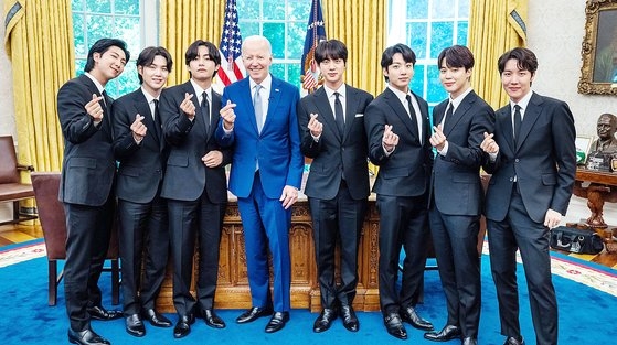▲방탄소년단(BTS)과  조 바이든 미국 대통령(왼쪽에서 네 번째). (출처=백악관)