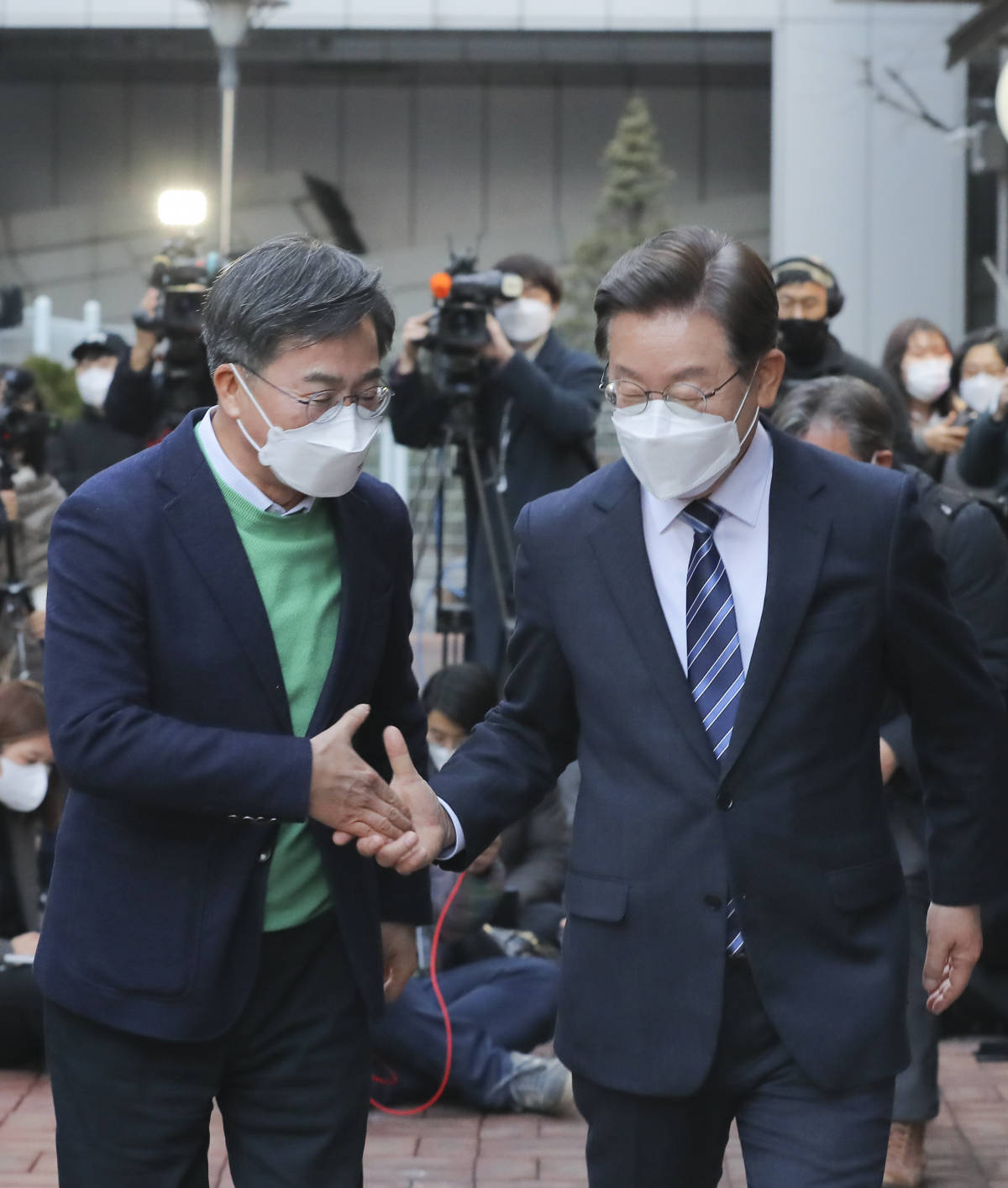 ▲지난 3월 1일 당시 더불어민주당 이재명 대선 후보와 새로운물결 김동연 대선 후보가 오후 서울 마포의 한 카페에서 회동한 후 악수하고 있다. (국회사진기자단)