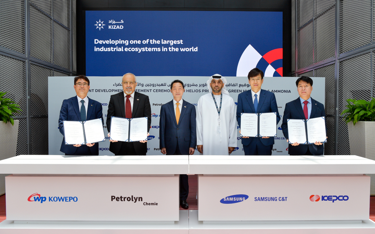 ▲한국전력, 한국서부발전, 삼성물산, 페트롤린케미 등의 관계자들이 지난달 31일 아랍이미리트(UAE) 키자드 산업단지의 키자드 본사에서 그린 암모니아 공공개발협약을 체결하고 기념촬여을 하고 있다. (사진제공=한국전력)