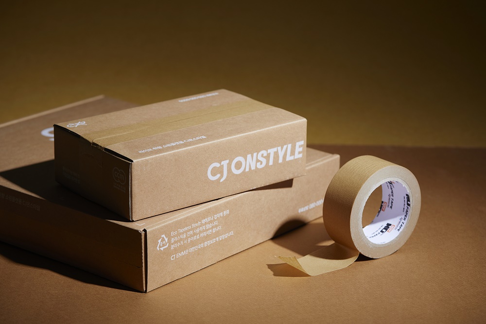 ▲CJ온스타일에서 사용중인 친환경 종이테이프 및 에코테이프리스박스. (CJ온스타일)