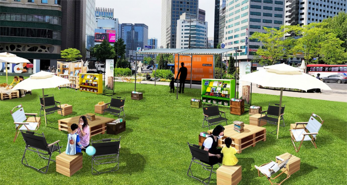 ▲지난 상반기 열렸던 '책 읽는 서울광장'의 움직이는 책방 모습. (자료제공=서울시)