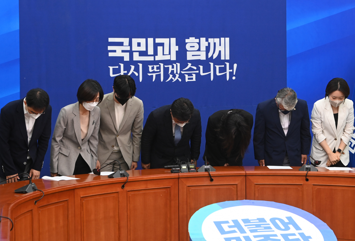 ▲더불어민주당 윤호중ㆍ박지현 공동비상대책위원장을 비롯한 비상대책위원들이 2일 서울 여의도 국회에서 총사퇴 기자회견을 마친 후 인사하고 있다. (국회사진기자단)
