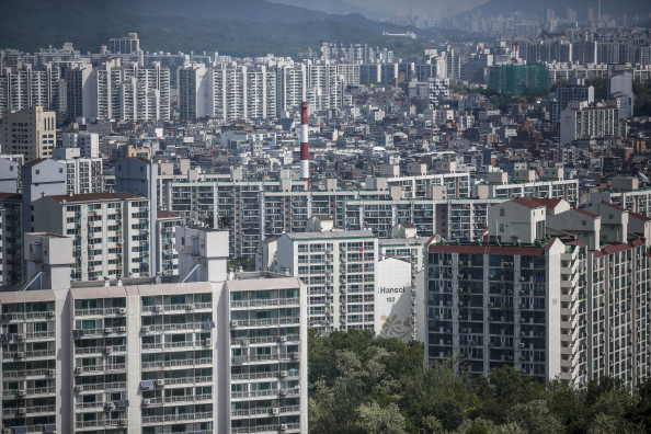 ▲한국부동산원 통계시스템에 따르면 4월 기준 서울 아파트 매매 거래에서 2030세대가 차지하는 비중은 42.3%로 조사됐다. 3월(40.6%)에 이어 2개월 연속 40% 돌파하며 올해 최고치를 기록했다. 사진은 서울 노원구 일대 아파트 단지  (뉴시스)